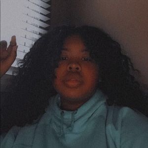 Meet your Posher, Lara